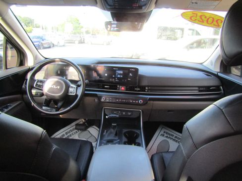 Used 2025 Kia Carnival FWD image 18