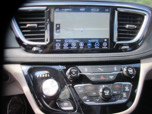 Used 2020 Chrysler Pacifica Limited FWD image 16