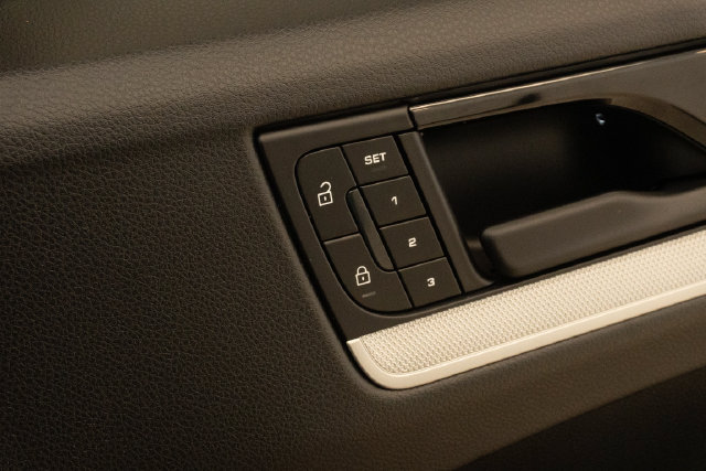 Used 2025 Porsche Cayenne w/ Premium Package Plus AWD/4WD image 19