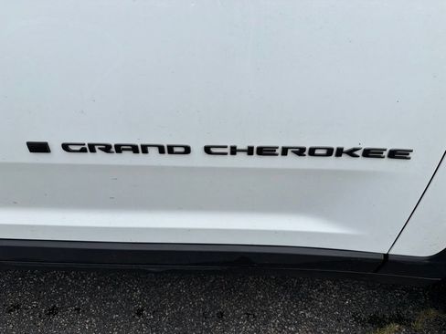 Used 2023 Jeep Grand Cherokee L Laredo AWD/4WD image 8