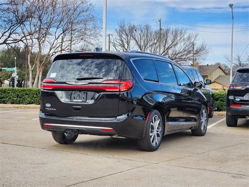 New 2026 Chrysler Pacifica Pinnacle image 3