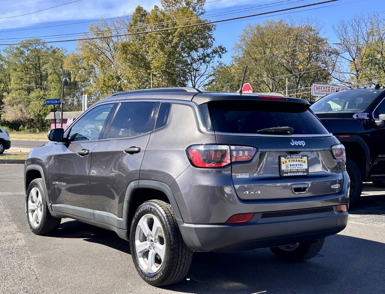 Used 2017 Jeep Compass Latitude w/ Cold Weather Group AWD/4WD image 3