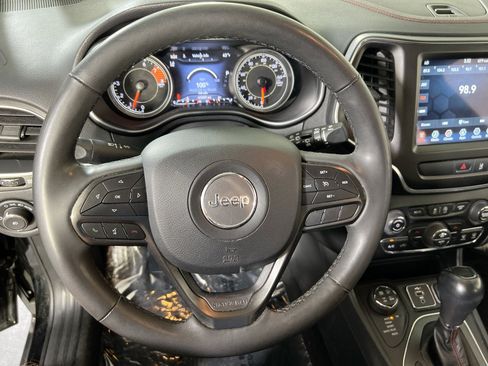 Used 2022 Jeep Cherokee Trailhawk AWD/4WD image 11