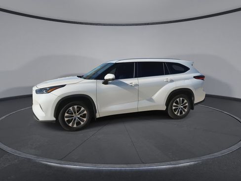 Used 2023 Toyota Highlander XLE FWD image 5