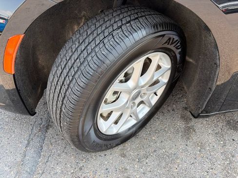 Used 2025 Chrysler Pacifica Select FWD image 17