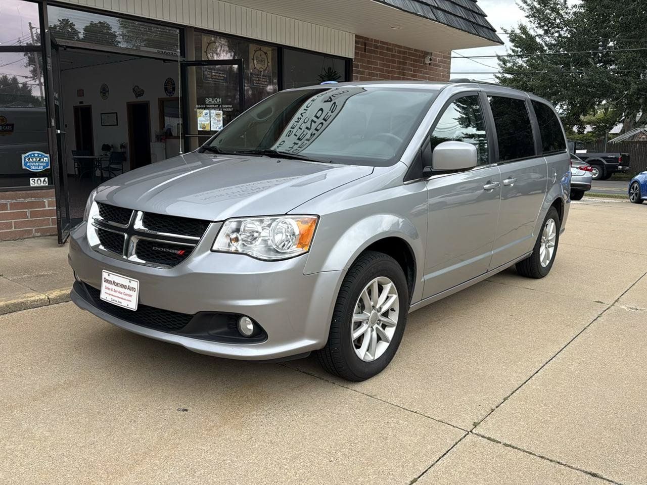 Used 2019 Dodge Grand Caravan SXT FWD image 2
