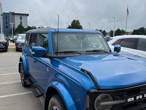 Used 2023 Ford Bronco Outer Banks AWD/4WD image 2