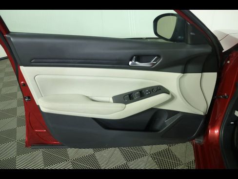 Used 2025 Nissan Altima 2.5 SV image 18