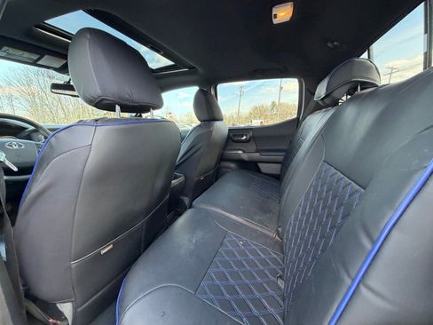 Used 2017 Toyota Tacoma TRD Off-Road image 5