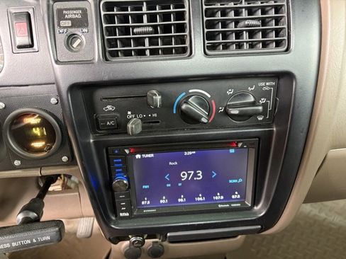 Used 2000 Toyota Tacoma 4x4 Regular Cab image 13