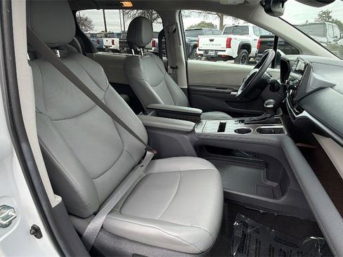 Used 2024 Toyota Sienna XLE image 38