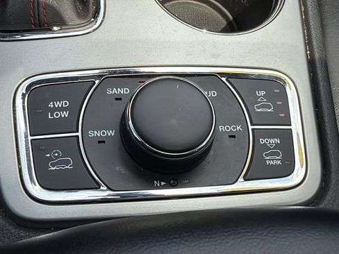 Used 2017 Jeep Grand Cherokee Trailhawk AWD/4WD image 28