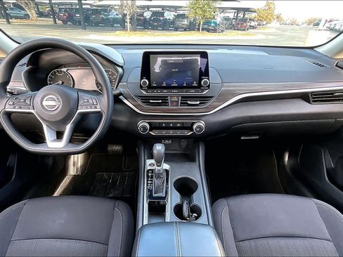 Used 2025 Nissan Altima 2.5 SV image 15