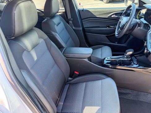 Used 2025 Chevrolet Trax LT image 15