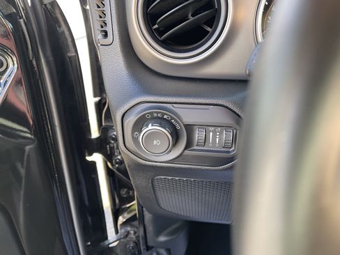 Used 2018 Jeep Wrangler Unlimited Sport S AWD/4WD image 21