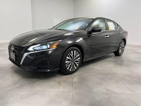 Used 2024 Nissan Altima 2.5 SV image 3