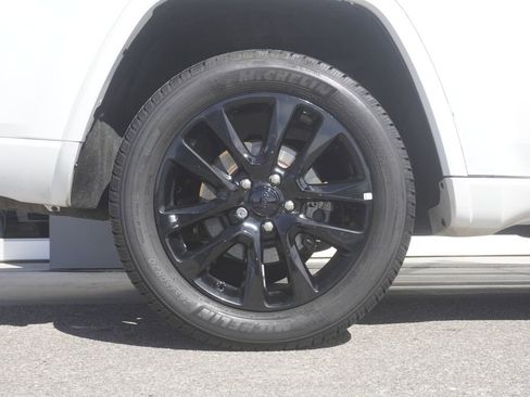 Used 2019 Jeep Grand Cherokee Altitude image 32