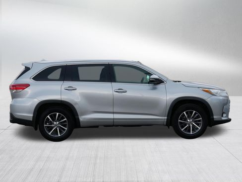 Used 2017 Toyota Highlander XLE w/ Carpet Mat Package AWD/4WD image 8