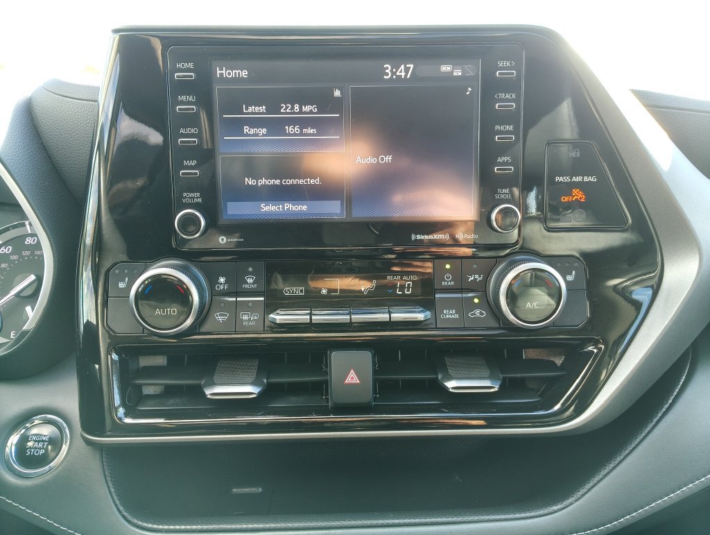 Used 2022 Toyota Highlander XLE AWD/4WD image 29