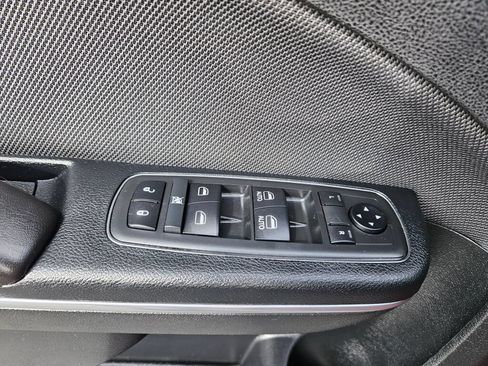 Used 2018 Dodge Charger SXT RWD image 18
