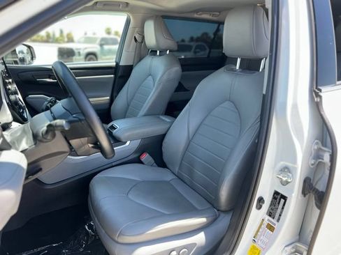 Used 2020 Toyota Highlander XLE FWD image 16