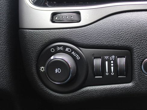 Used 2019 Jeep Cherokee Limited image 26