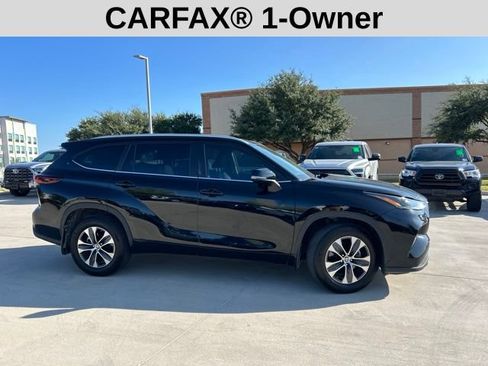 Used 2024 Toyota Highlander XLE FWD image 2