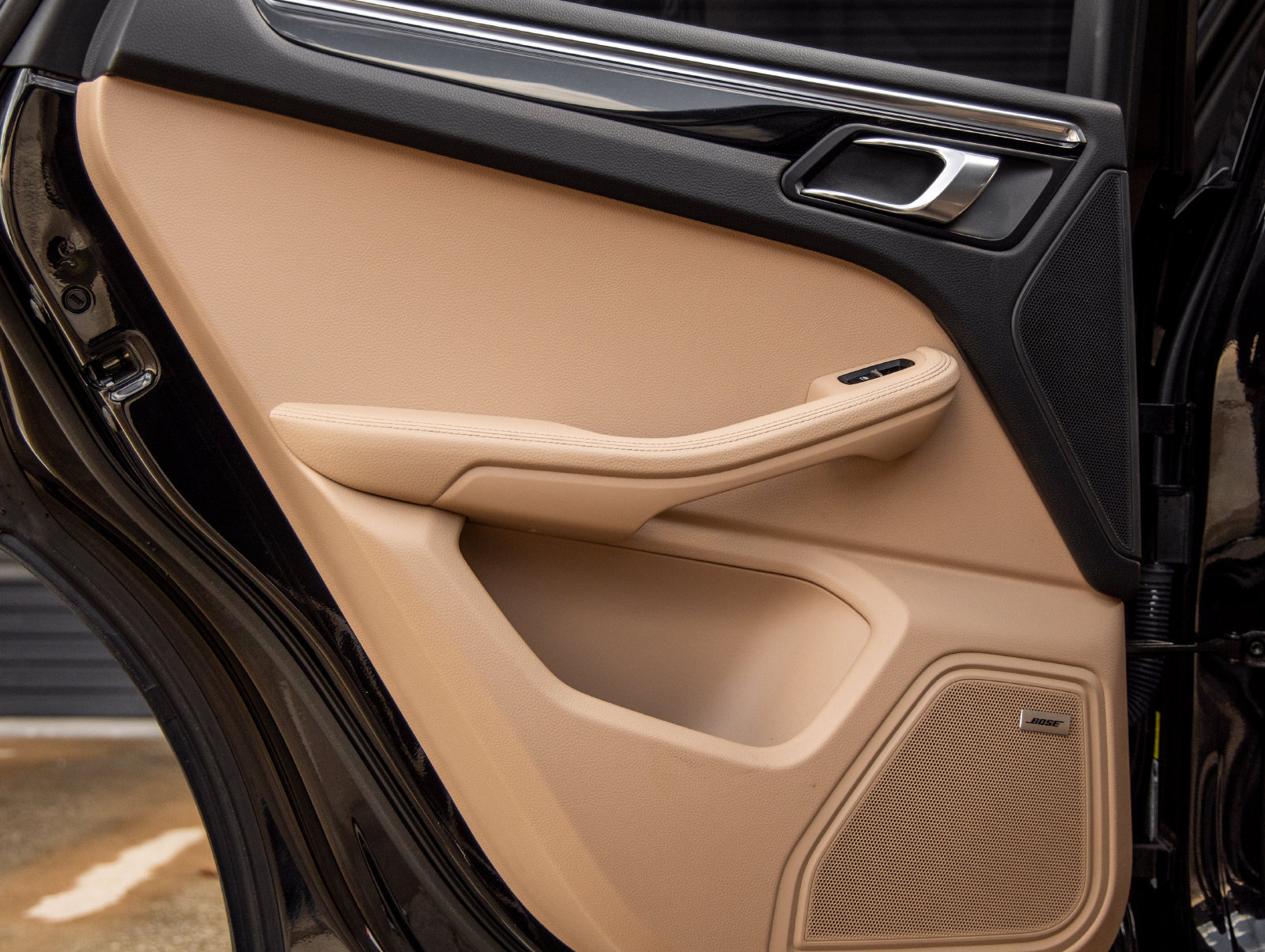 Certified 2024 Porsche Macan AWD/4WD image 32