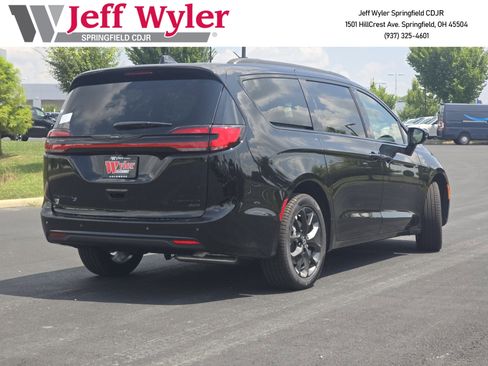 New 2026 Chrysler Pacifica Limited w/ S Appearance Package image 21