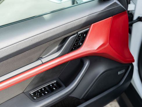 Used 2020 Porsche Taycan 4S image 18