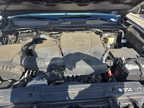 Used 2017 Toyota Tacoma TRD Sport image 10