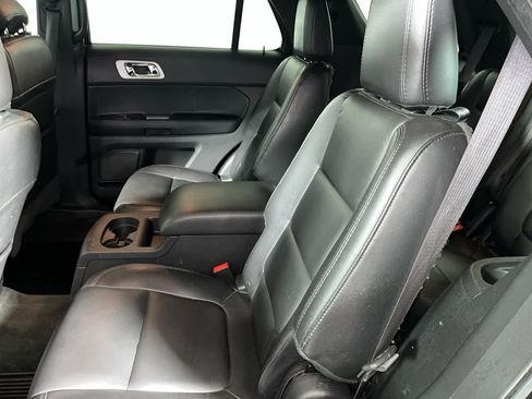 Used 2015 Ford Explorer XLT w/ Equipment Group 202B AWD/4WD image 29