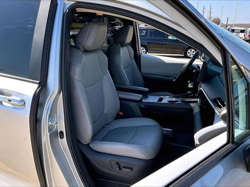 Certified 2025 Toyota Sienna XLE image 9