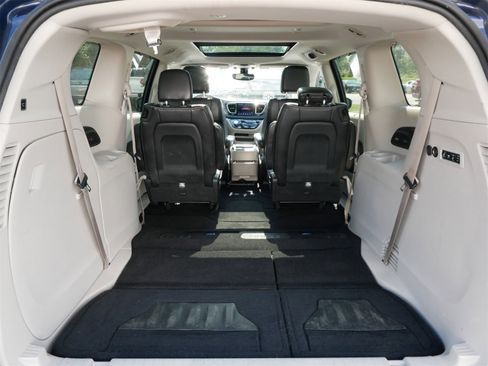 Used 2018 Chrysler Pacifica Limited image 10