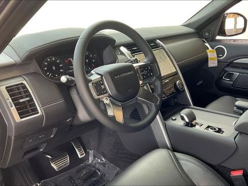 New 2025 Land Rover Discovery Dynamic SE image 7