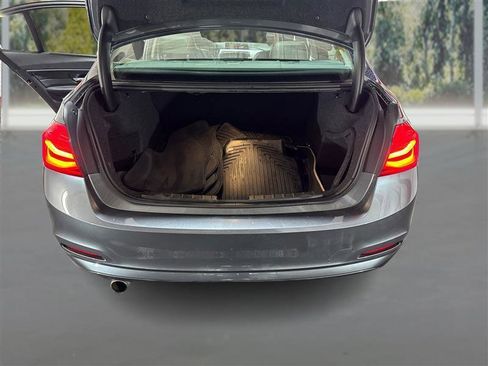 Used 2018 BMW 320i xDrive 320i xDrive image 12