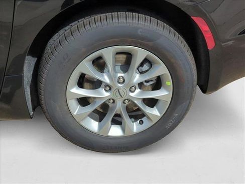 New 2025 Chrysler Pacifica Select AWD/4WD image 10