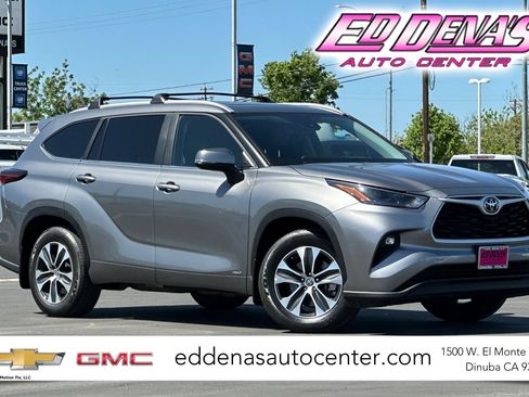 Used 2025 Toyota Highlander XLE AWD/4WD image 1
