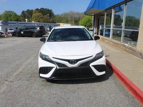 Used 2022 Toyota Camry SE image 2