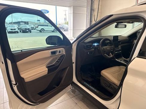 Used 2020 Ford Explorer Platinum w/ Premium Technology Package AWD/4WD image 8