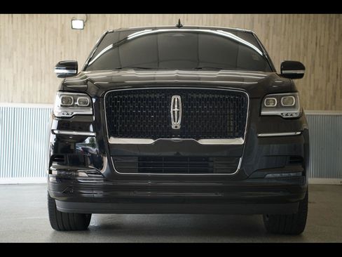 Used 2023 Lincoln Navigator Reserve AWD/4WD image 3