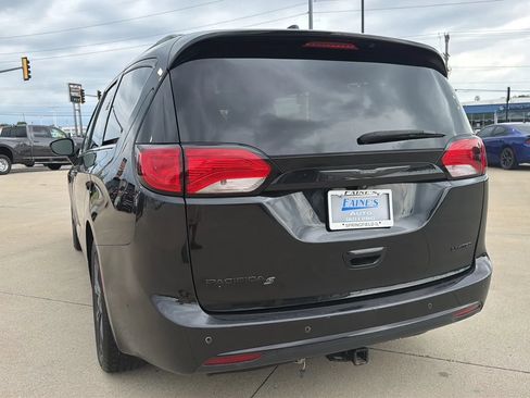 Used 2018 Chrysler Pacifica Limited w/ Advanced Safetytec Group FWD image 14