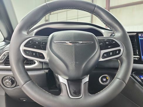 Used 2025 Chrysler Pacifica Select FWD image 25