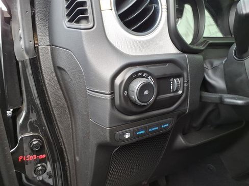 Used 2025 Jeep Wrangler Unlimited Sahara image 7