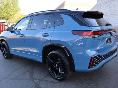 Certified 2025 Volkswagen Tiguan SE R-Line image 6