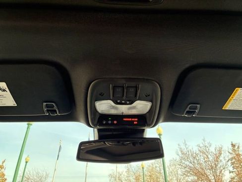 Used 2025 GMC Canyon Denali image 17