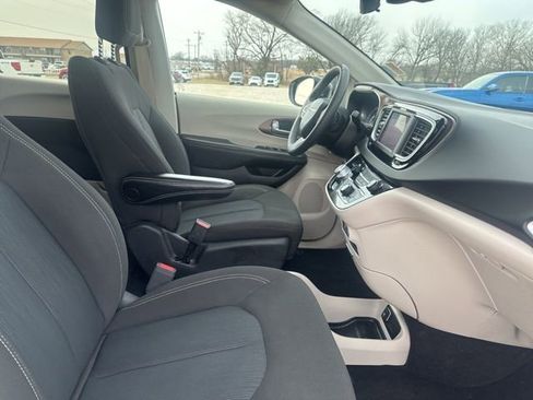 Used 2024 Chrysler Voyager LX FWD image 17