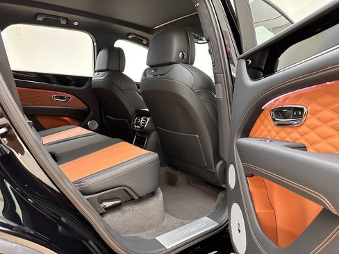 Used 2024 Bentley Bentayga image 27