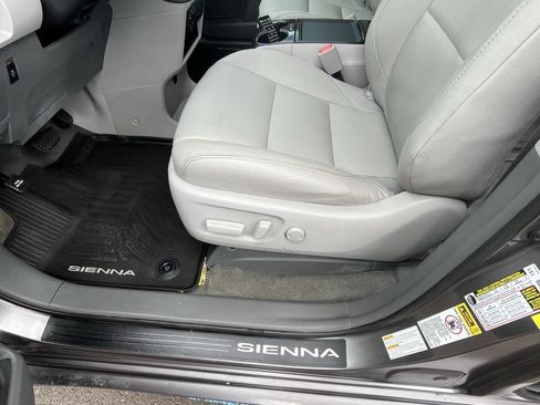 Used 2017 Toyota Sienna XLE w/ XLE Navigation Package AWD/4WD image 17