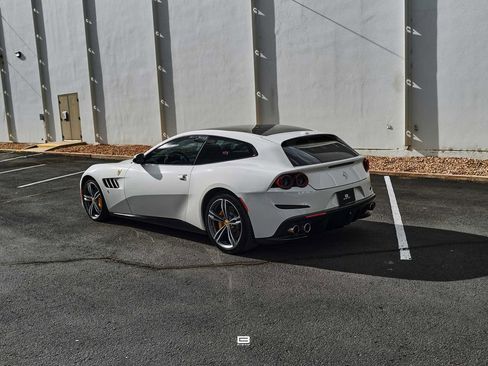 Used 2018 Ferrari GTC4Lusso image 5